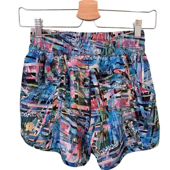 Lululemon Seawheeze Special Edition Tracker Shorts with Front Pockets in Size 4 - Picture 2 of 6
